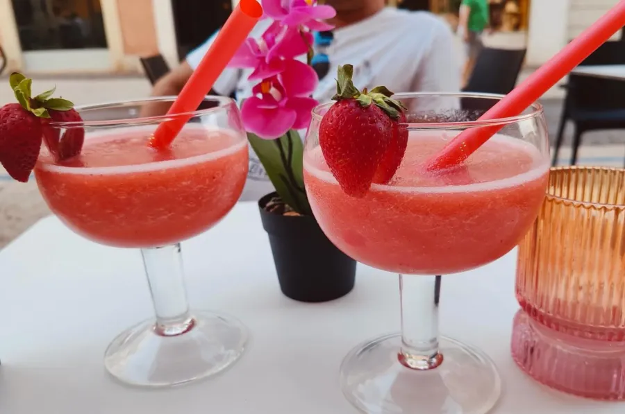 Cocktail alla fragola serviti nel dehors di ViBe