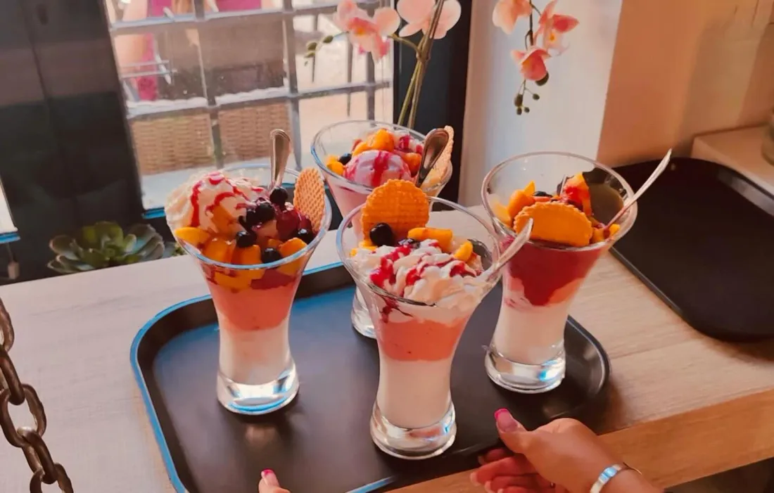 Coppe di gelato con panna, frutta e cialde da ViBe