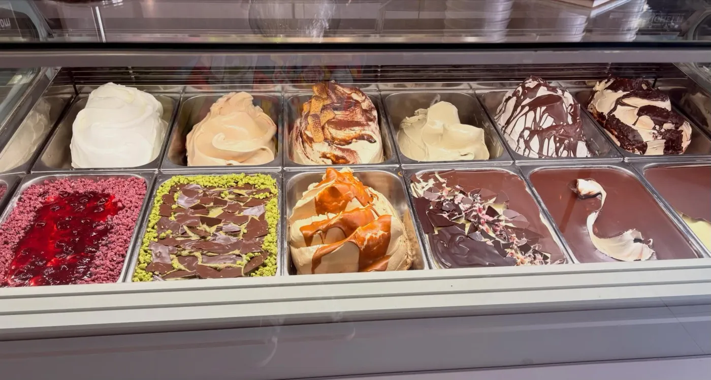 Vetrina del gelato artigianale ViBe con tante creme e gusti alla frutta