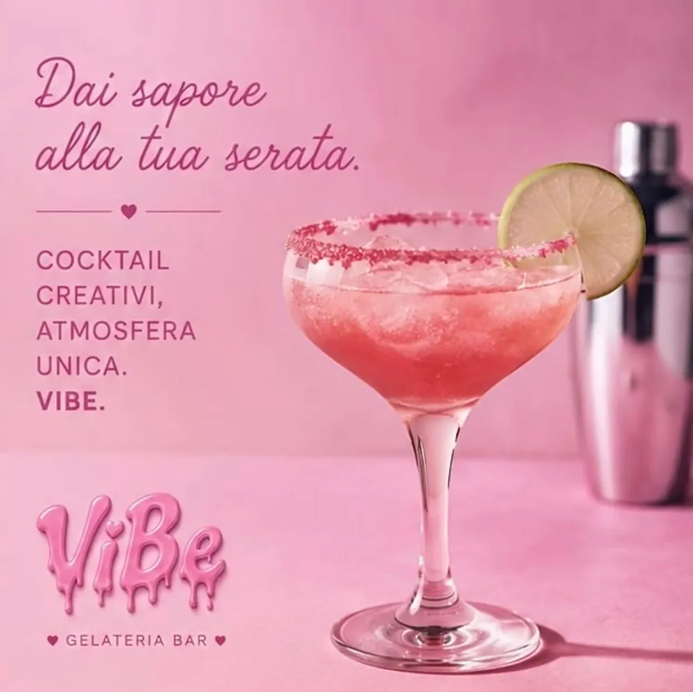 Cocktail rosa al lime servito da ViBe